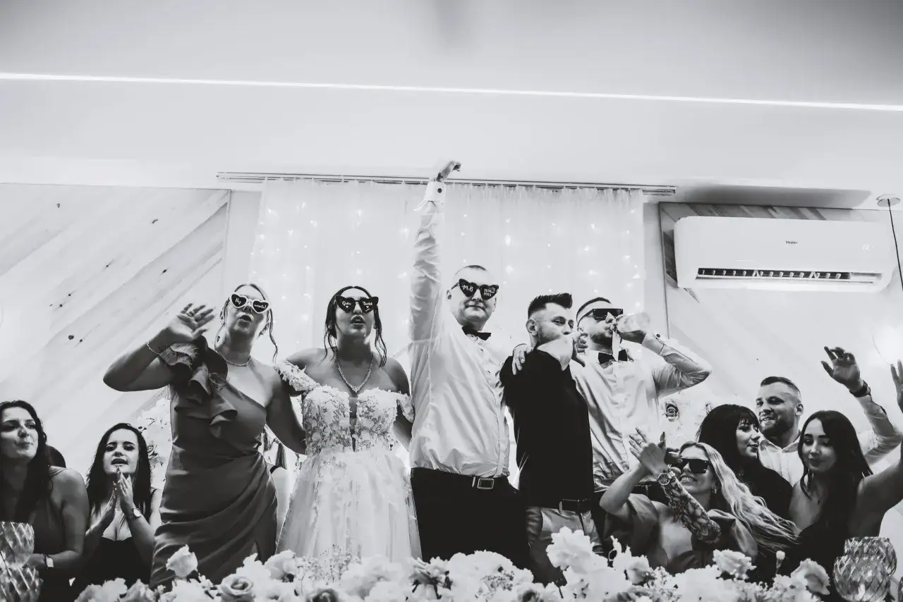 Wesele w pełni zabawy! Zastanawiasz się, ile kosztuje fotograf i kamerzysta na wesele? Ta para młoda i goście świetnie się bawią, a profesjonalne ujęcia uchwycą te chwile.