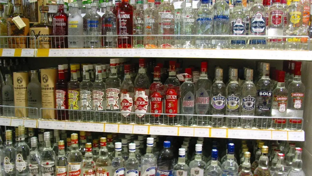 Półki sklepowe uginają się od butelek z różnymi **markami wódki**, od znanych światowych producentów po lokalne trunki.