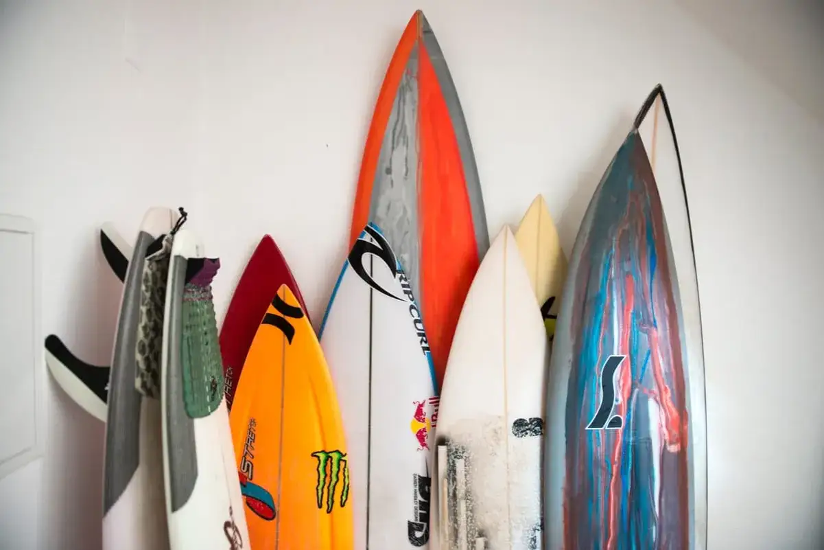 Eine Sammlung bunter Surfbretter, bereit für das nächste Wellenreiten.