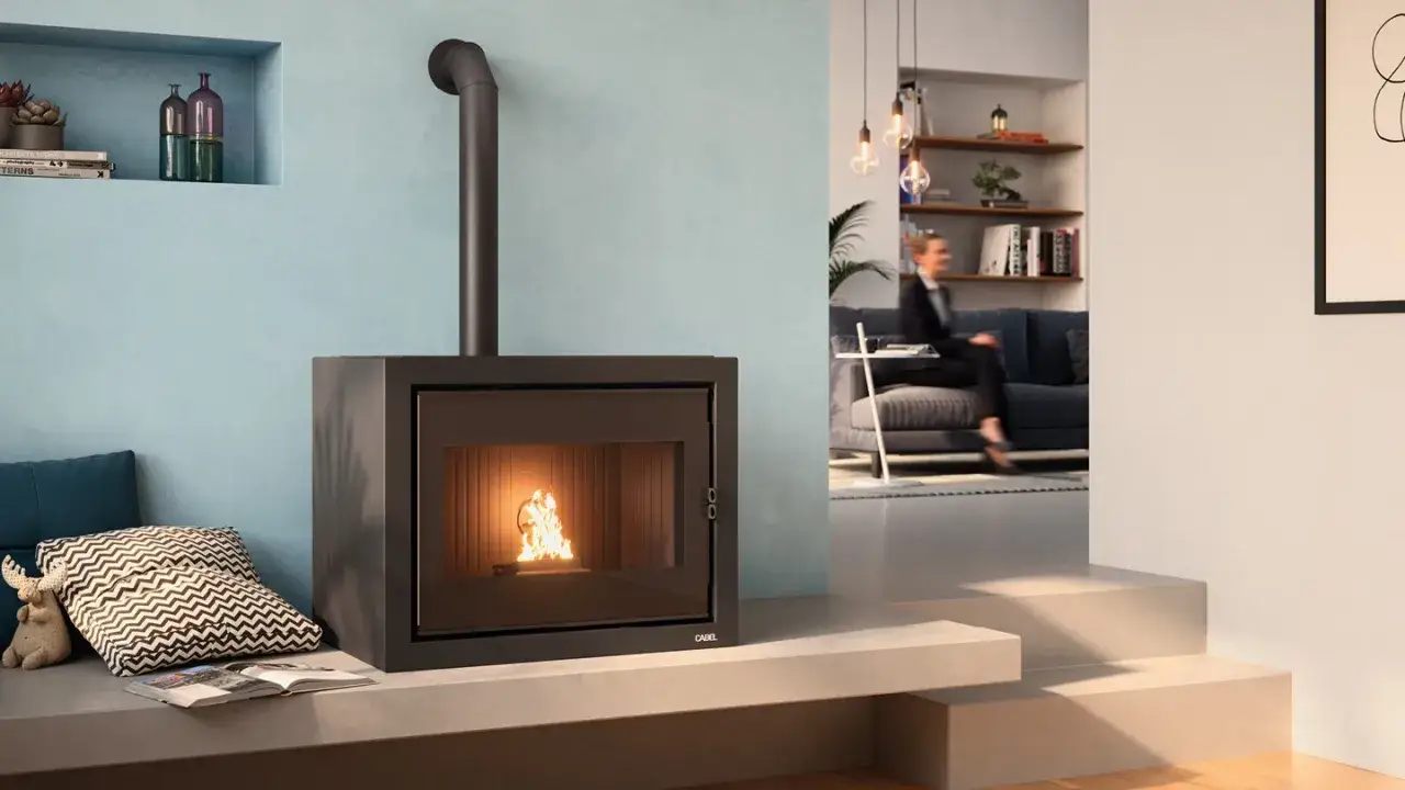 Accogliente stufa a pellet in camera da letto, con fiamme vivaci che creano un'atmosfera calda e rilassante.