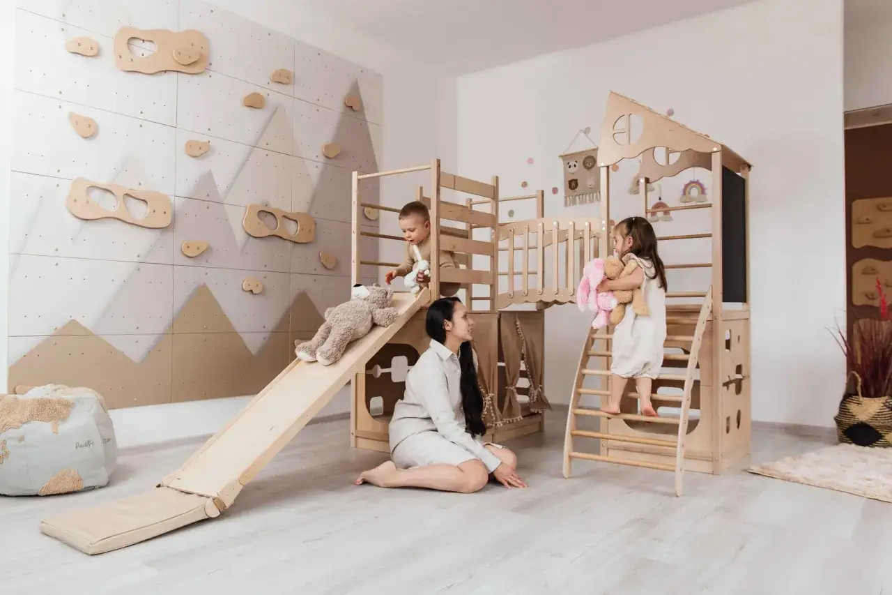 Kinder erkunden eine h&ouml;lzerne Spielburg mit Rutsche und Kletterwand. Tolle bewegungslandschaft krippe ideen f&uuml;r aktive Kleinkinder.