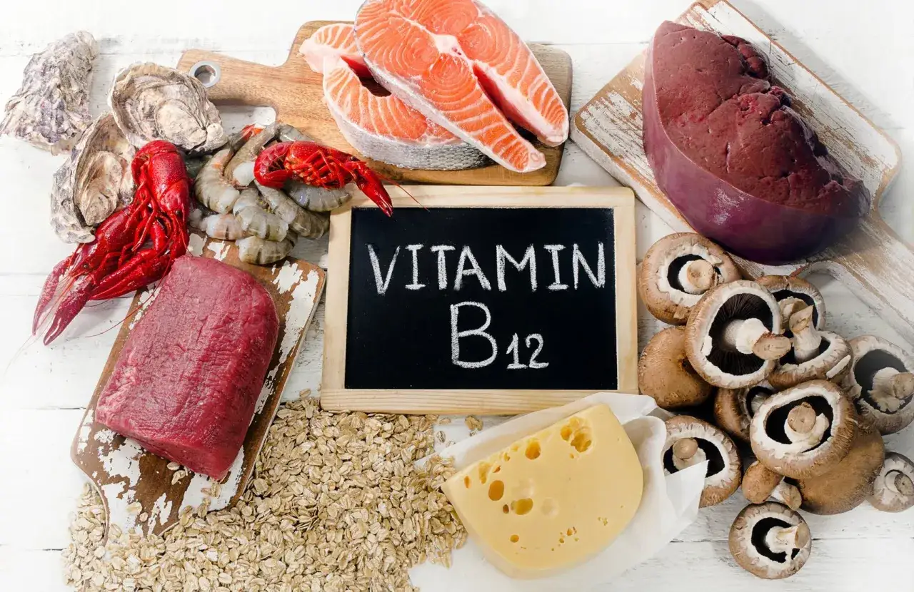 Fonti di vitamina B12: ostriche, gamberi, salmone, manzo, fegato, funghi, formaggio e fiocchi d'avena.