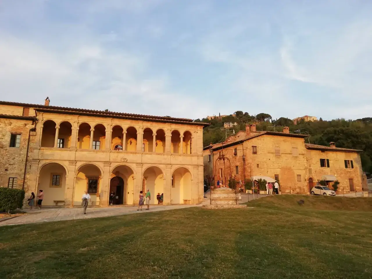 Passeggiata serale tra i portici di Montepulciano, un luogo incantevole per scoprire cose da fare.