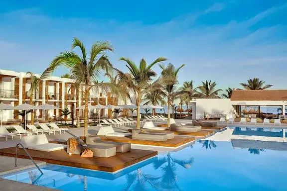 rodzina na wakacjach all inclusive, hotel z basenem, rezydent biura podróży