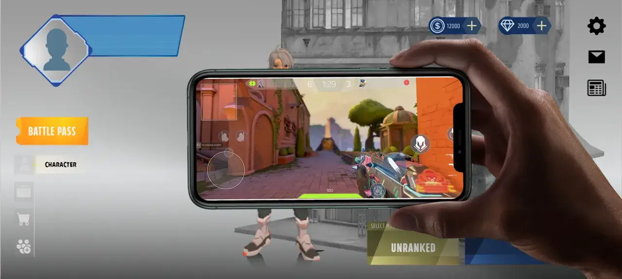 Main d'une personne tenant un smartphone affichant le jeu **Warzone Mobile**. L'écran montre une scène de jeu avec une arme et des éléments d'interface.