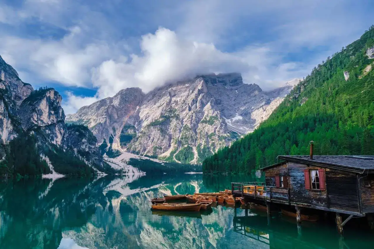 Un rifugio di legno su un lago alpino, circondato da montagne maestose e foreste verdi. Un vero spettacolo, forse il lago pi&ugrave; bello d'Italia.