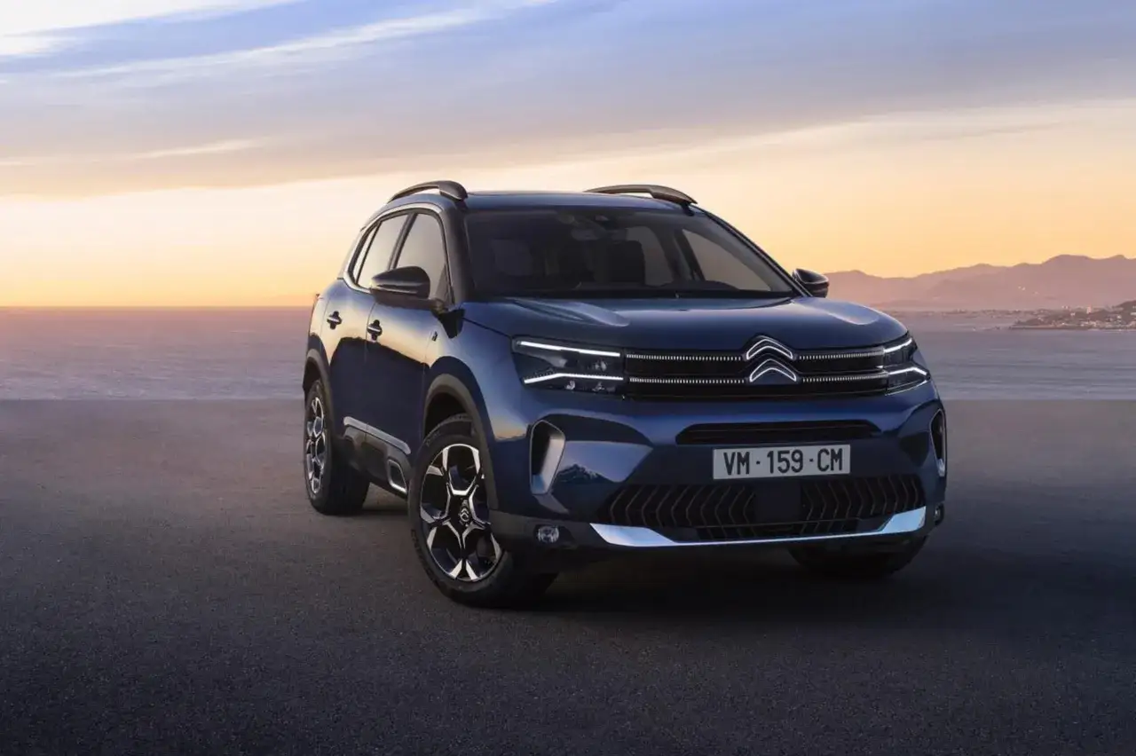 Citro&euml;n C5 Aircross blu scuro, con un paesaggio marino e montuoso sullo sfondo. Nonostante i suoi pregi, alcuni difetti sono stati segnalati dai proprietari.