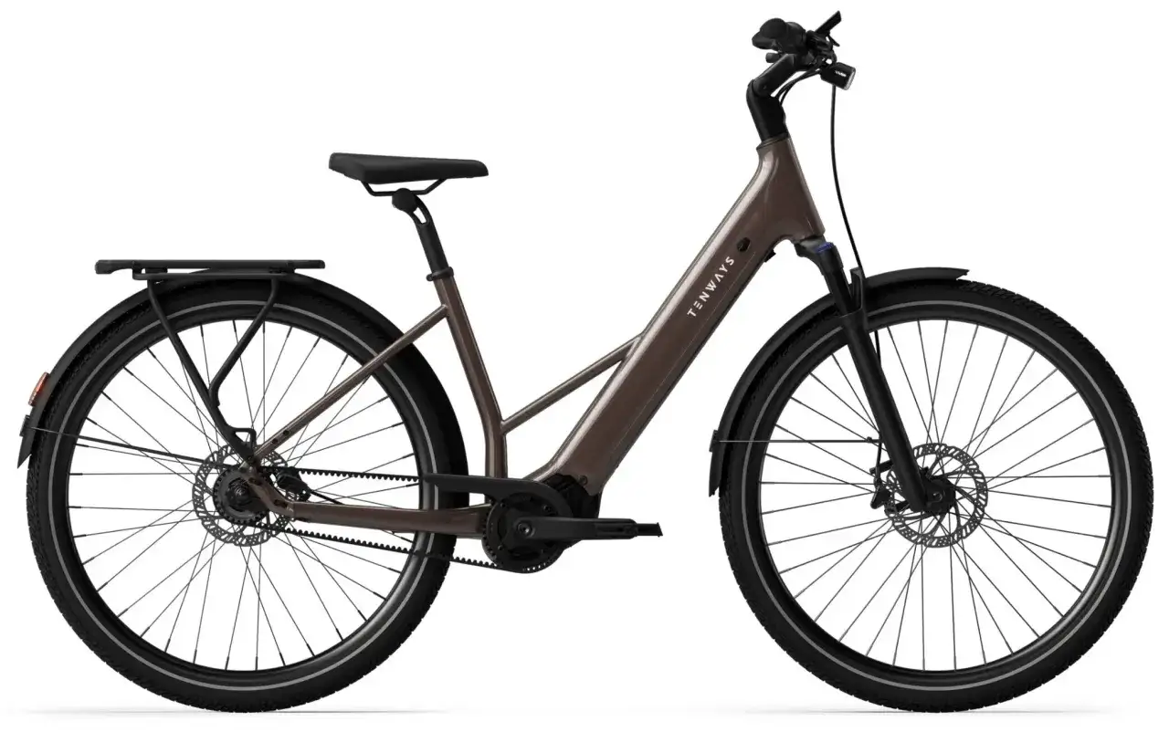 Bruine elektrische cruiser fiets met bagagedrager en riemaandrijving, klaar voor comfortabele ritten.