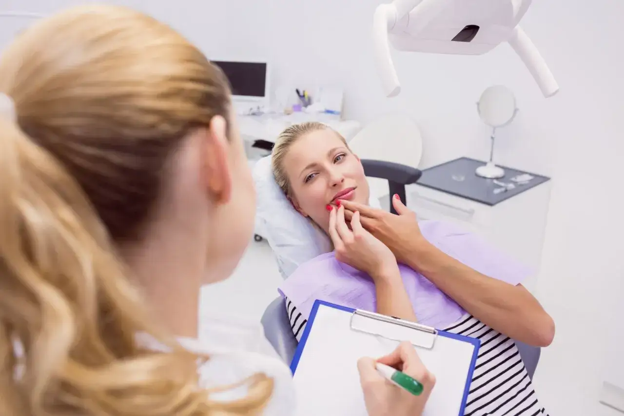 Kobieta w ciąży skarży się na ból zęba dentyście, który notuje objawy.