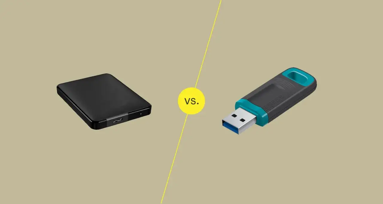Schwarze externe Festplatte gegen einen USB-Stick mit blauem Anschluss.