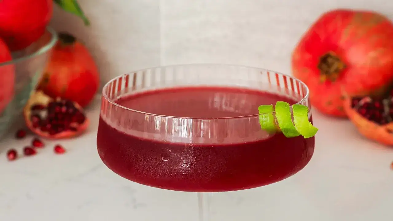 Orzeźwiający cosmopolitan drink co zamiast żurawiny, z granatem i limonką. Idealny na letnie wieczory.
