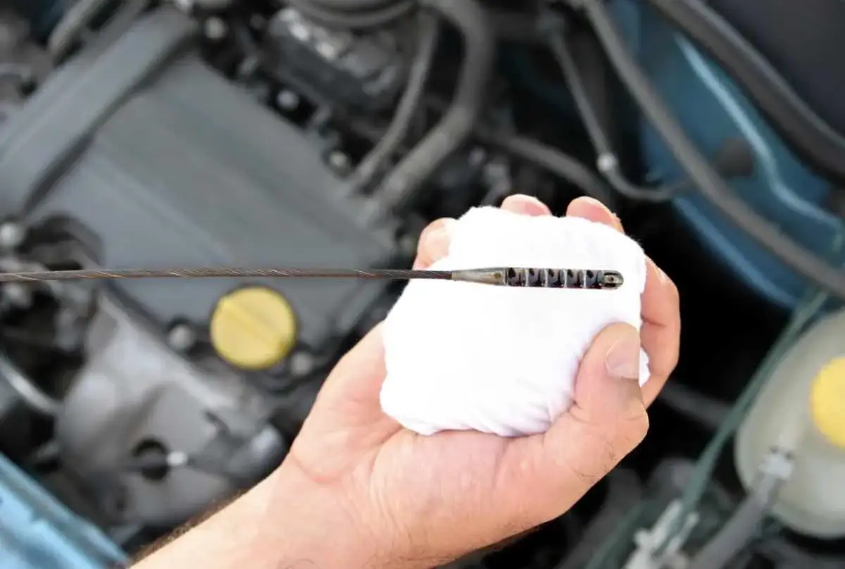 Comprueba el nivel de aceite del coche con la varilla. Si está bajo o sucio, es hora de cambiarlo.