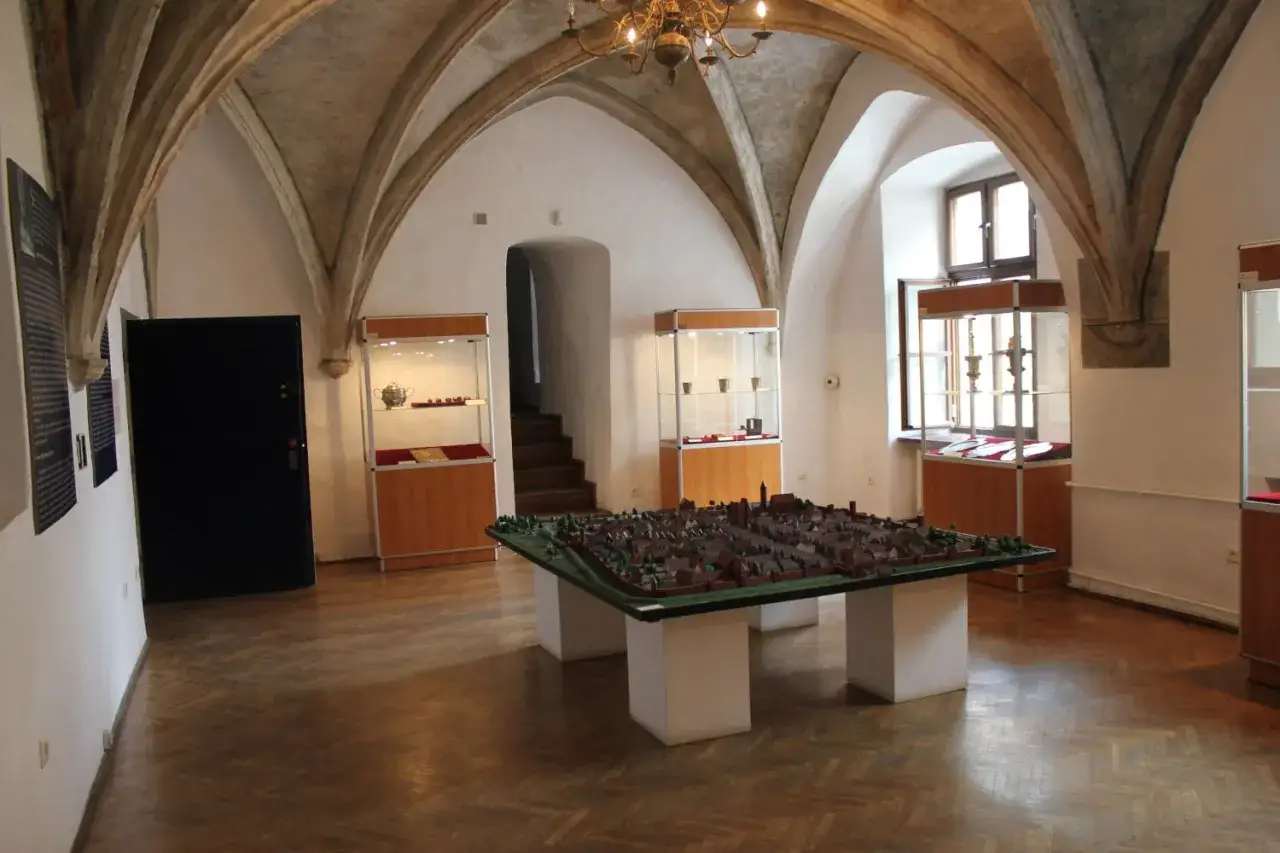 Model miasta w muzeum Środa Śląska, pod sklepieniem gotyckim, obok gablot z eksponatami.