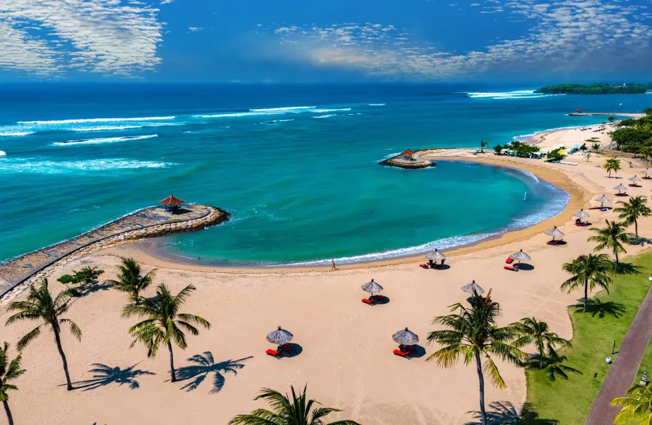 Rajska plaża z palmami i turkusową wodą, idealne miejsce na wakacje na Bali.