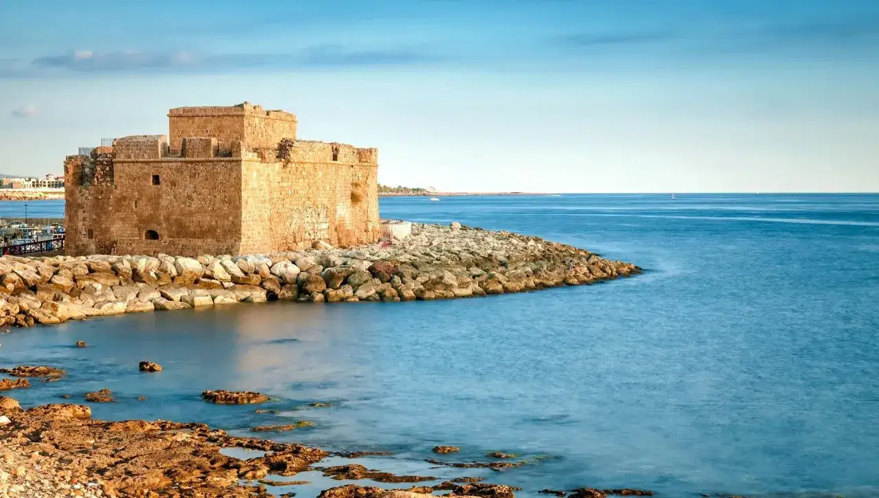 Pafos, marzec: kamienny zamek na skale, błękitne morze i łagodne słońce. Idealna pogoda na zwiedzanie.