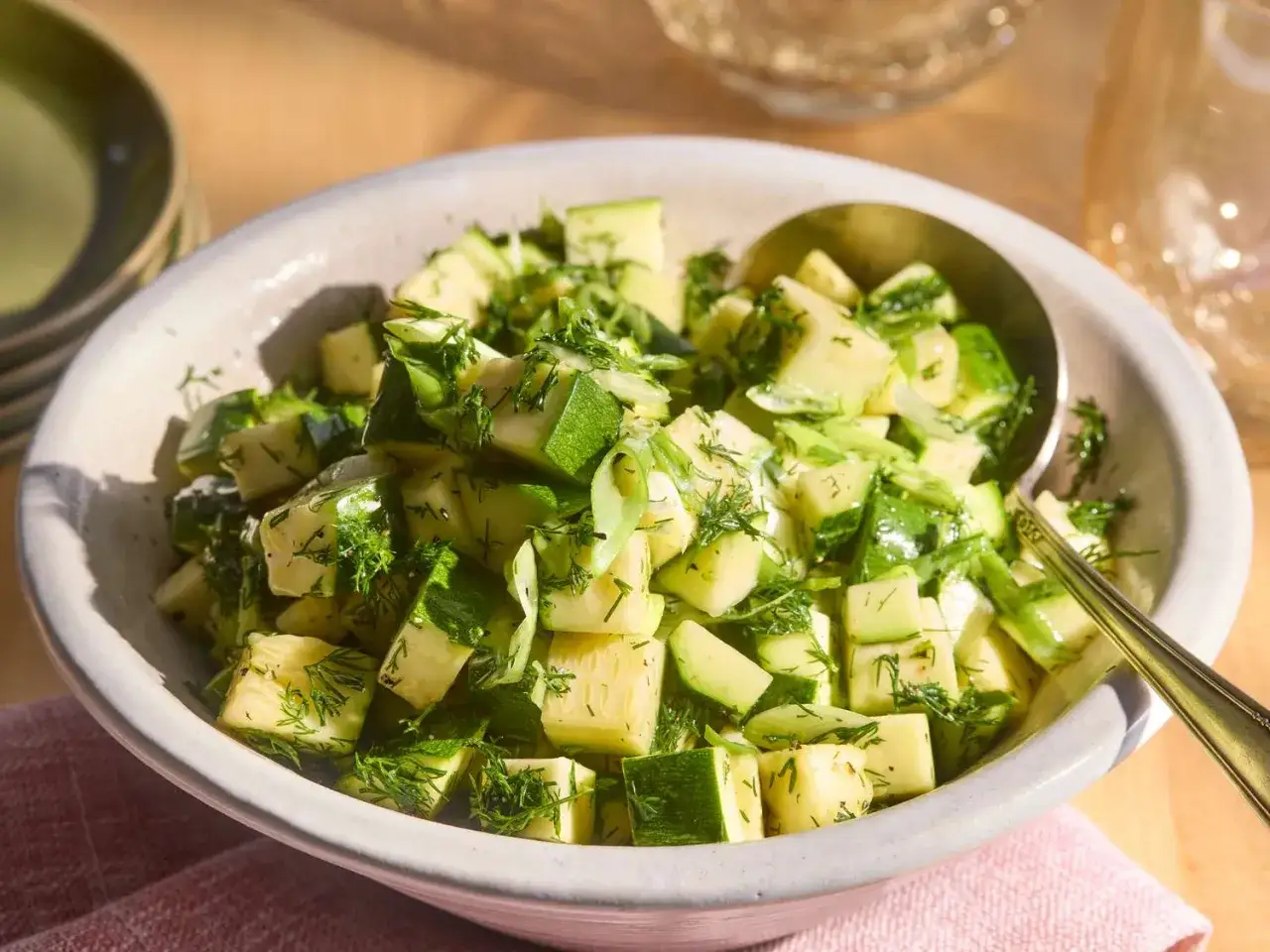 Frischer Zucchini-Salat mit Dill in einer Schüssel, bereit zum Servieren.