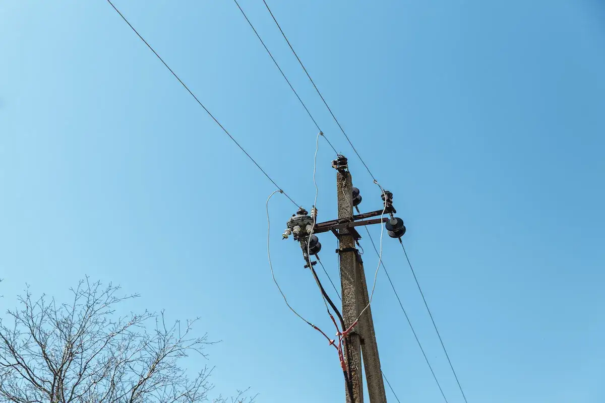 Słup energetyczny z przewodami, symbolizujący służebność przesyłu.