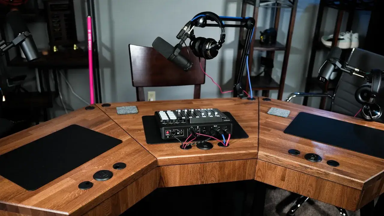 Postazione da podcast con microfoni, cuffie e mixer. Tutto l'occorrente per capire come fare un podcast di successo e creare contenuti di qualit&agrave;.