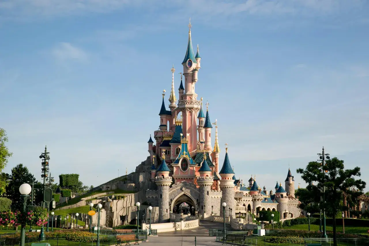 Disneyland Paris z zamkiem Śpiącej Królewny
