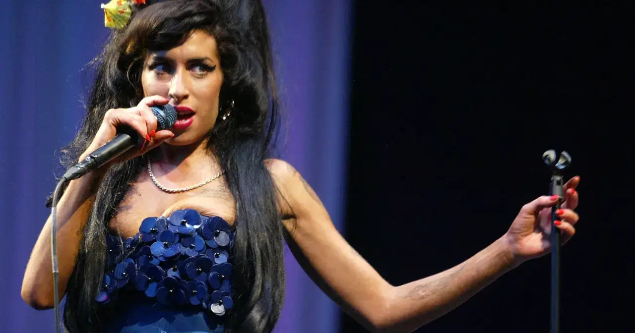 Amy Winehouse, z uzależnieniem od muzyki, śpiewa z pasją. Jej głos i styl to prawdziwa magia.