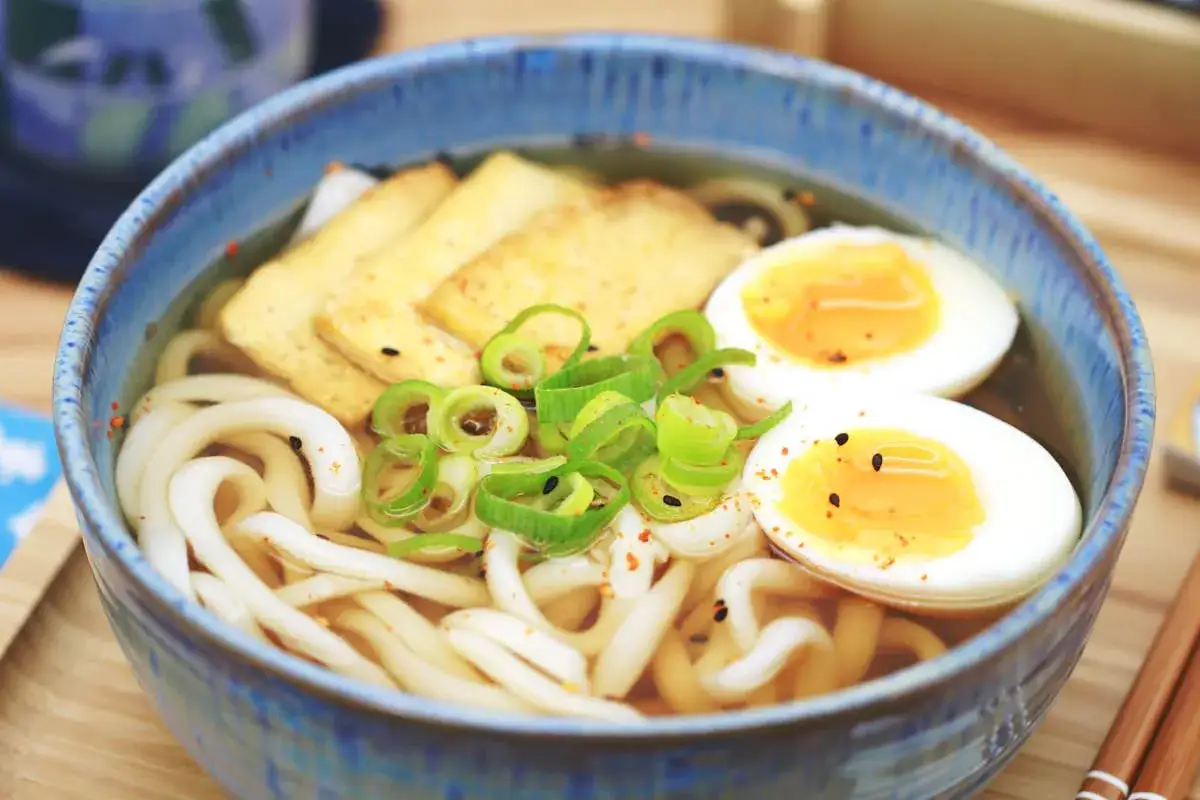 Verschiedene Udon Suppen Varianten
