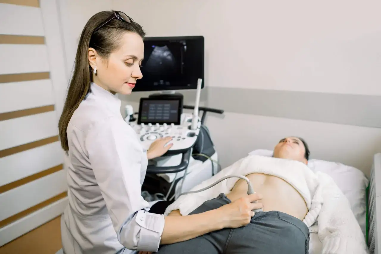 Lekarka wykonuje badanie USG pacjentki, diagnozując uropatię zaporową.