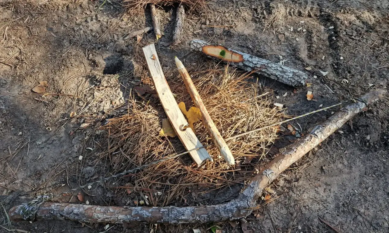 Rozpalanie ognia tarciem patyków survival