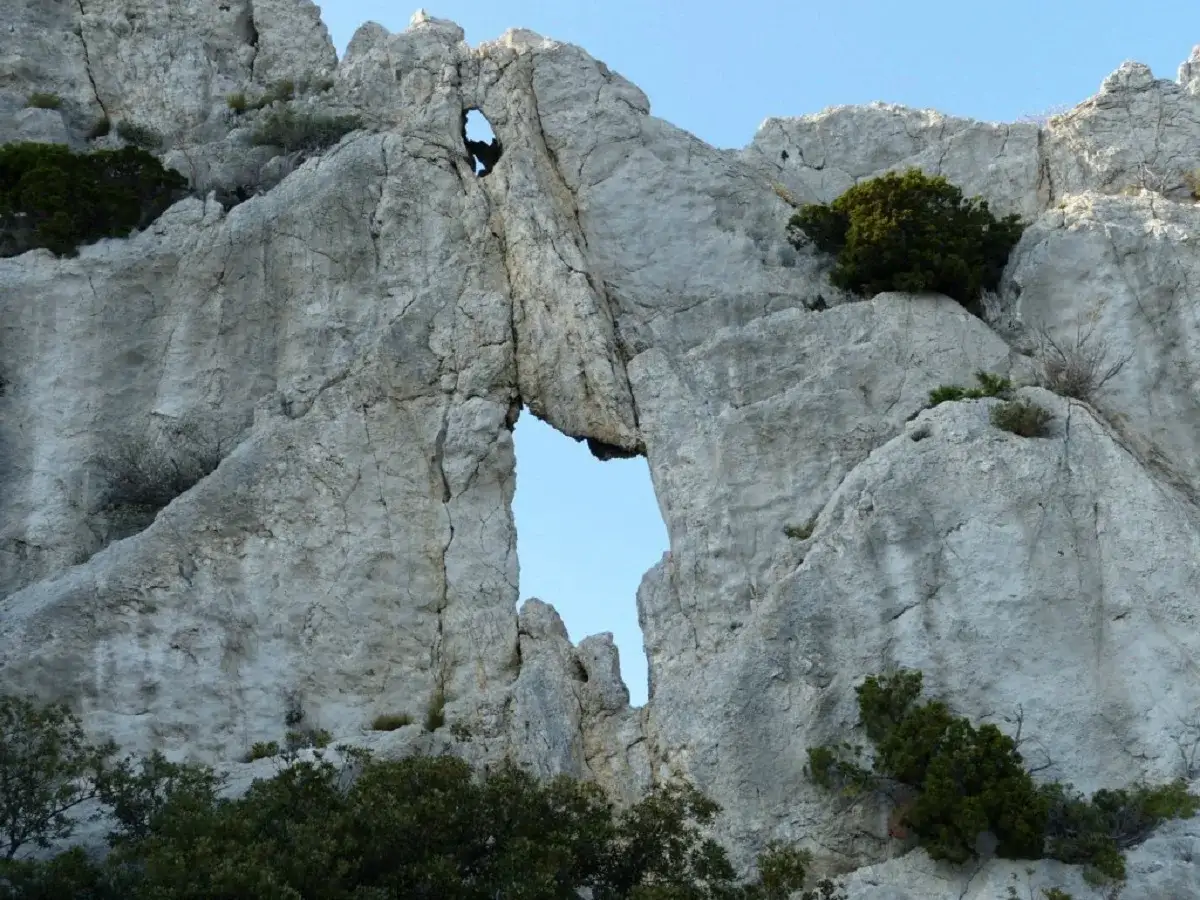 Le **domaine des bosquets** r&eacute;v&egrave;le des falaises calcaires sculpt&eacute;es par le temps, avec une arche naturelle spectaculaire.