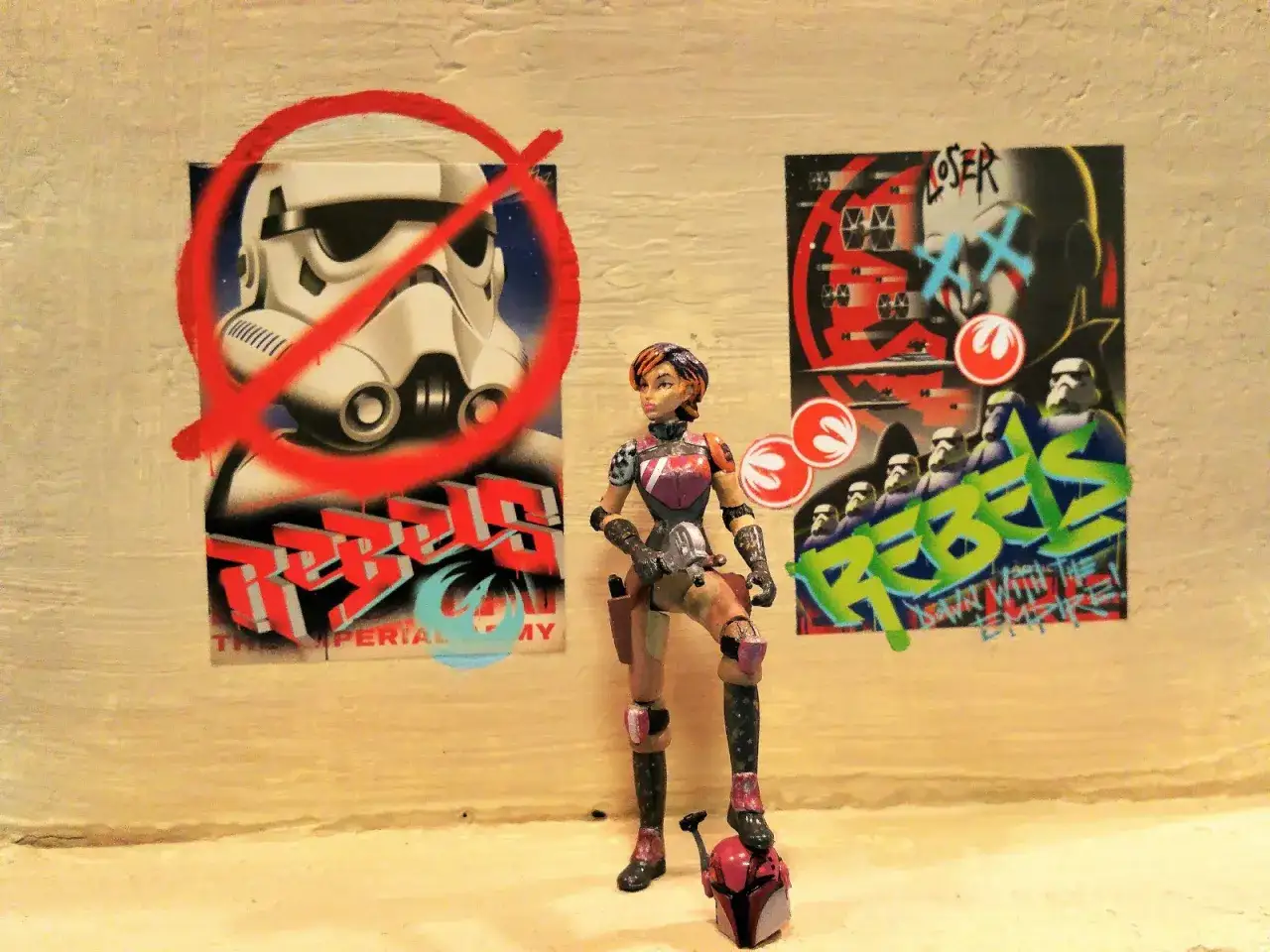 Figurka Sabine Wren stoi obok plakatów z motywem rebeliantów i szturmowców.