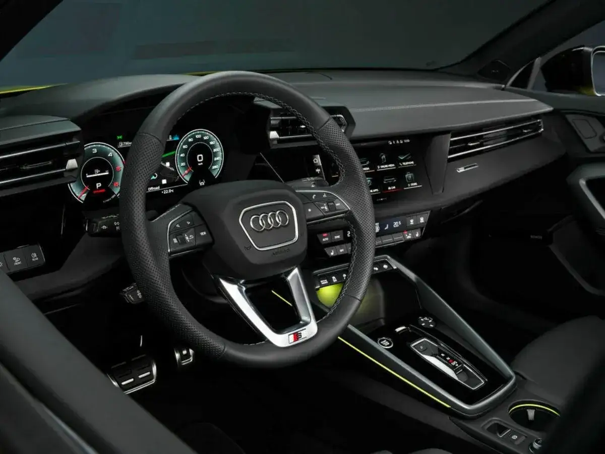 Wnętrze nowego Audi A3: cyfrowy kokpit, sportowa kierownica i nowoczesna konsola środkowa.