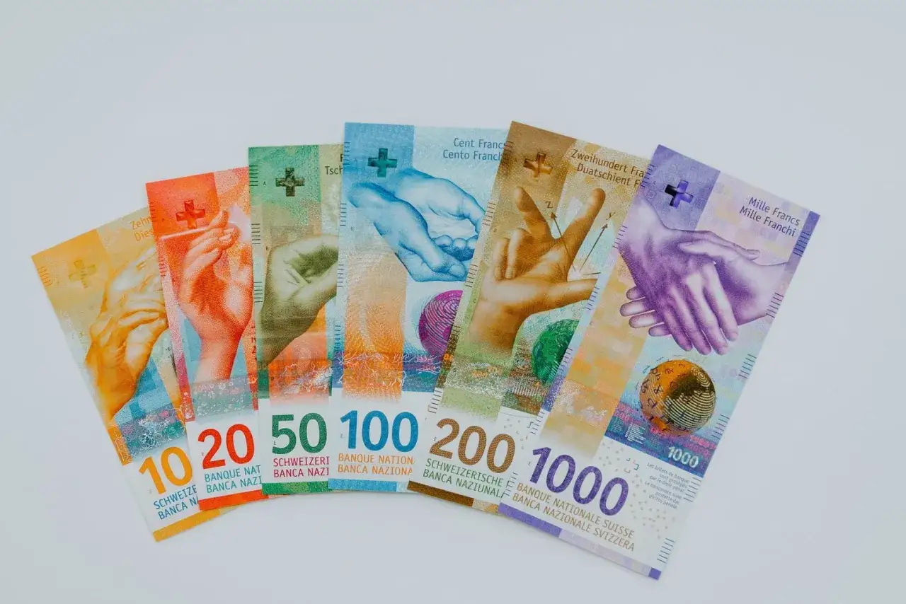 Szwajcarskie franki, czyli chf jaka to waluta, w różnych nominałach: 10, 20, 50, 100, 200 i 1000.
