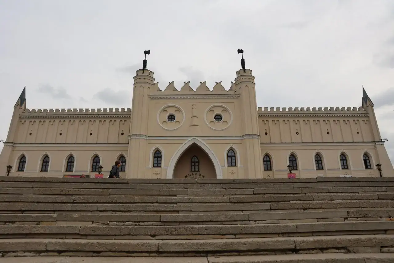 Lublin co warto zobaczyć: imponujący zamek z charakterystycznymi wieżyczkami i blankami, gdzie mieści się muzeum.