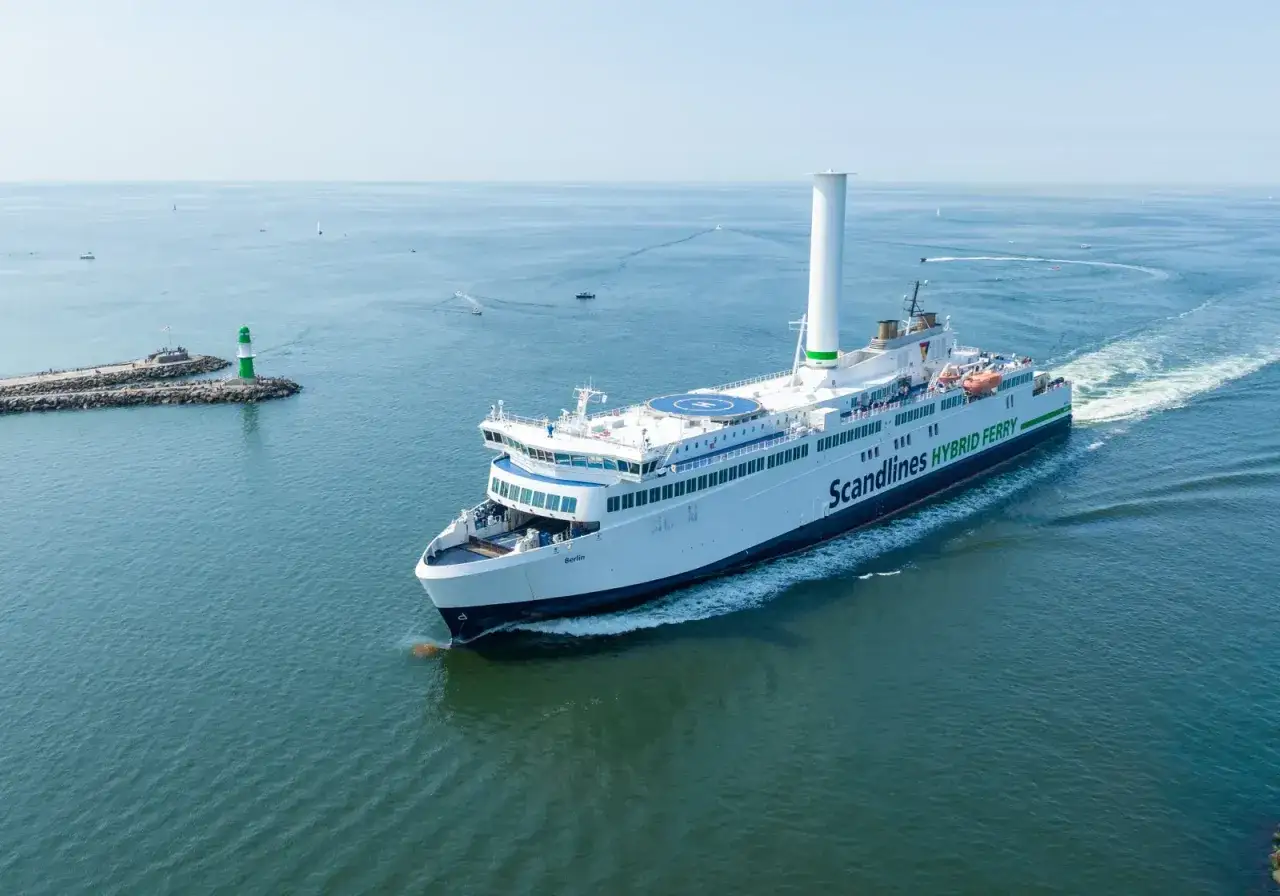 Prom Scandlines Rostock-Gedser, sprawdzam prom rostock gedser cena. Statek płynie w kierunku portu z zieloną latarnią morską.