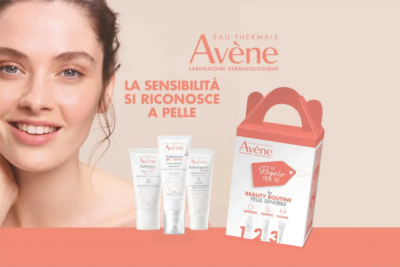 Una donna sorride, mostrando la sua pelle delicata. Accanto, prodotti Av&egrave;ne per una routine di bellezza che deterge, lenisce e calma.