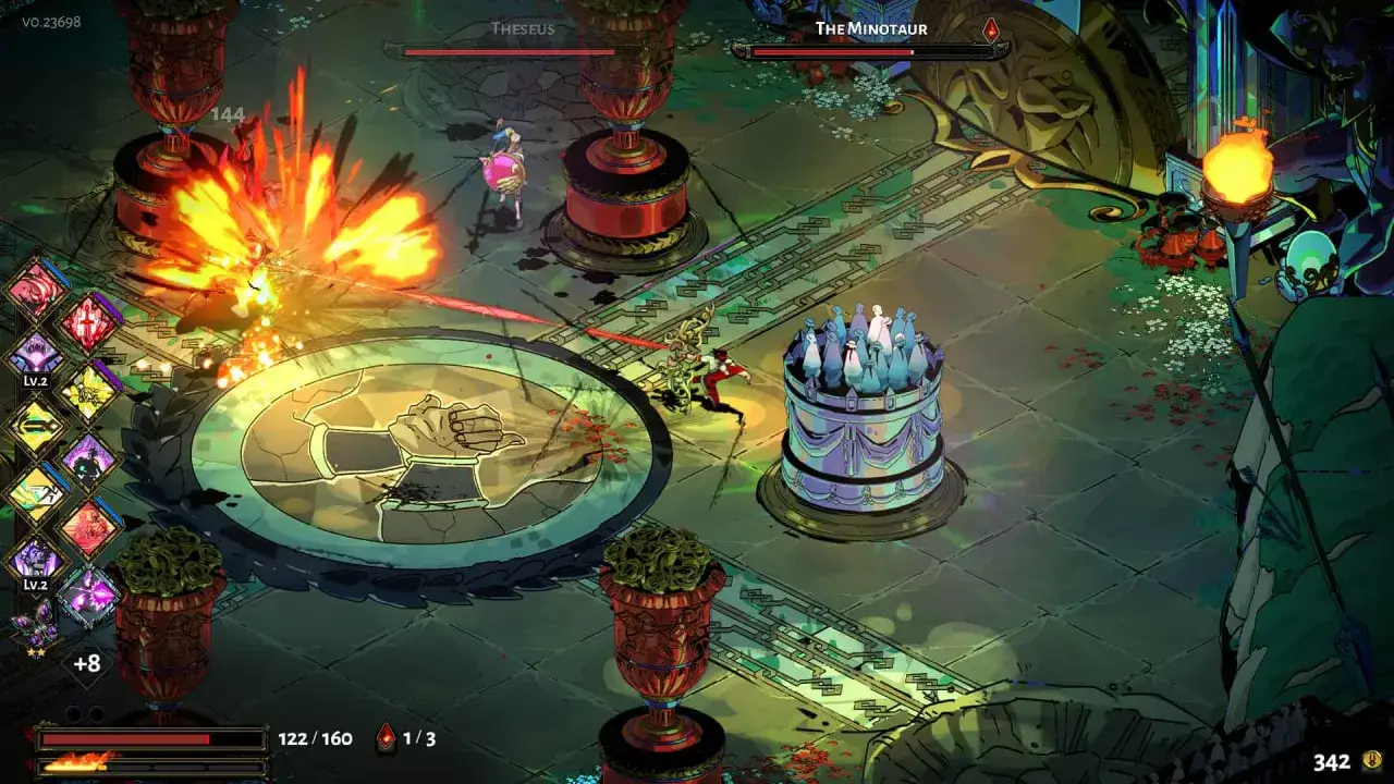 Intensywna walka w roguelite. Bohater unika ataku Minotaura, podczas gdy Teszeusz czeka. Wybuchy i efekty wizualne.