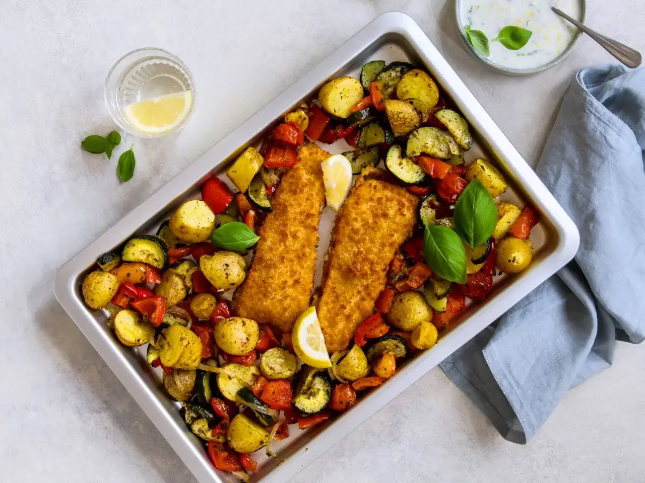 Knusprige Fischfilets mit Ofengemüse und Zitrone – ein einfaches und leckeres Fischpfanne Rezept.