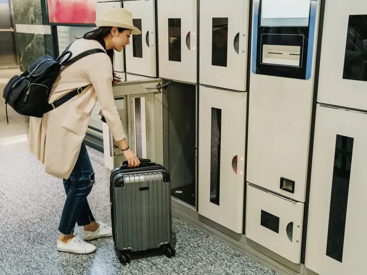 Una viajera guarda su equipaje en taquillas, como si estuviera prepar&aacute;ndose para una aventura de couchsurfing que es.