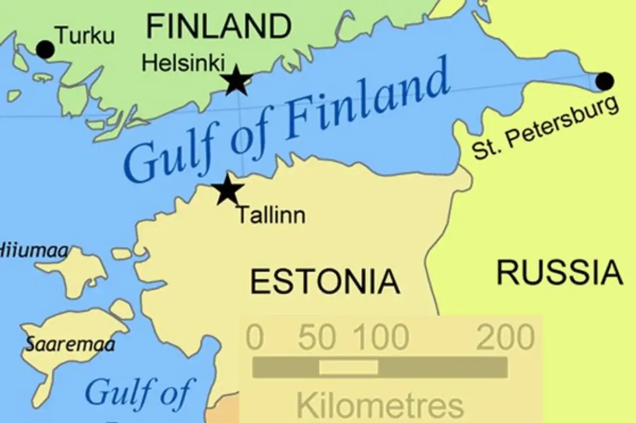 Mapa pokazuje Zatokę Fińską, gdzie są Helsinki. Po drugiej stronie zatoki leży Tallin w Estonii. Dalej na wsch&oacute;d znajduje się Petersburg w Rosji.