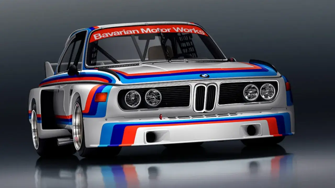 Coche de carreras BMW con librea clásica de Bavarian Motor Works, listo para la acción de BMW MotoGP.