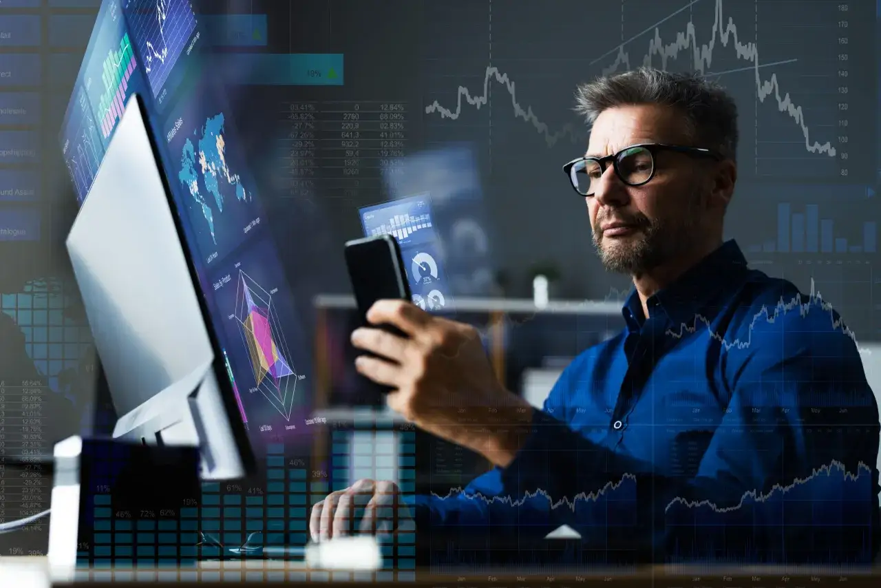 Analiza danych finansowych na ekranach komputerów i smartfonów. Po ekonomii można pracować w analizie danych, finansach, zarządzaniu.