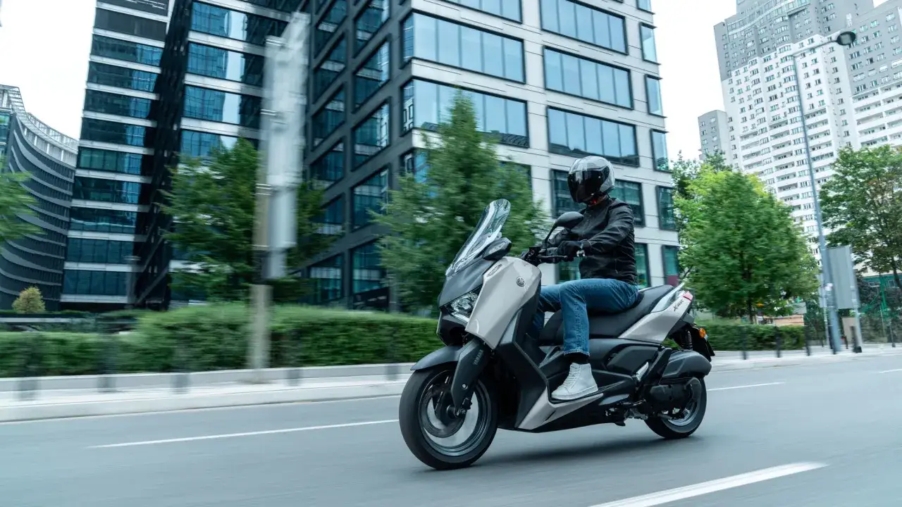 Yamaha X-MAX 125 w ruchu