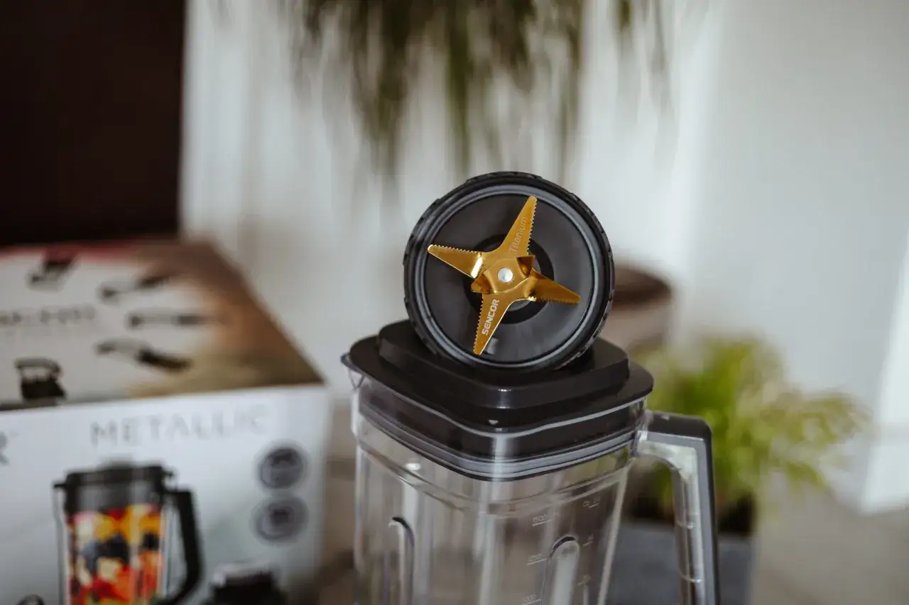 Złote ostrza blendera kielichowego SENCOR, idealne do smoothie. Sprawdź nasz blender kielichowy ranking!