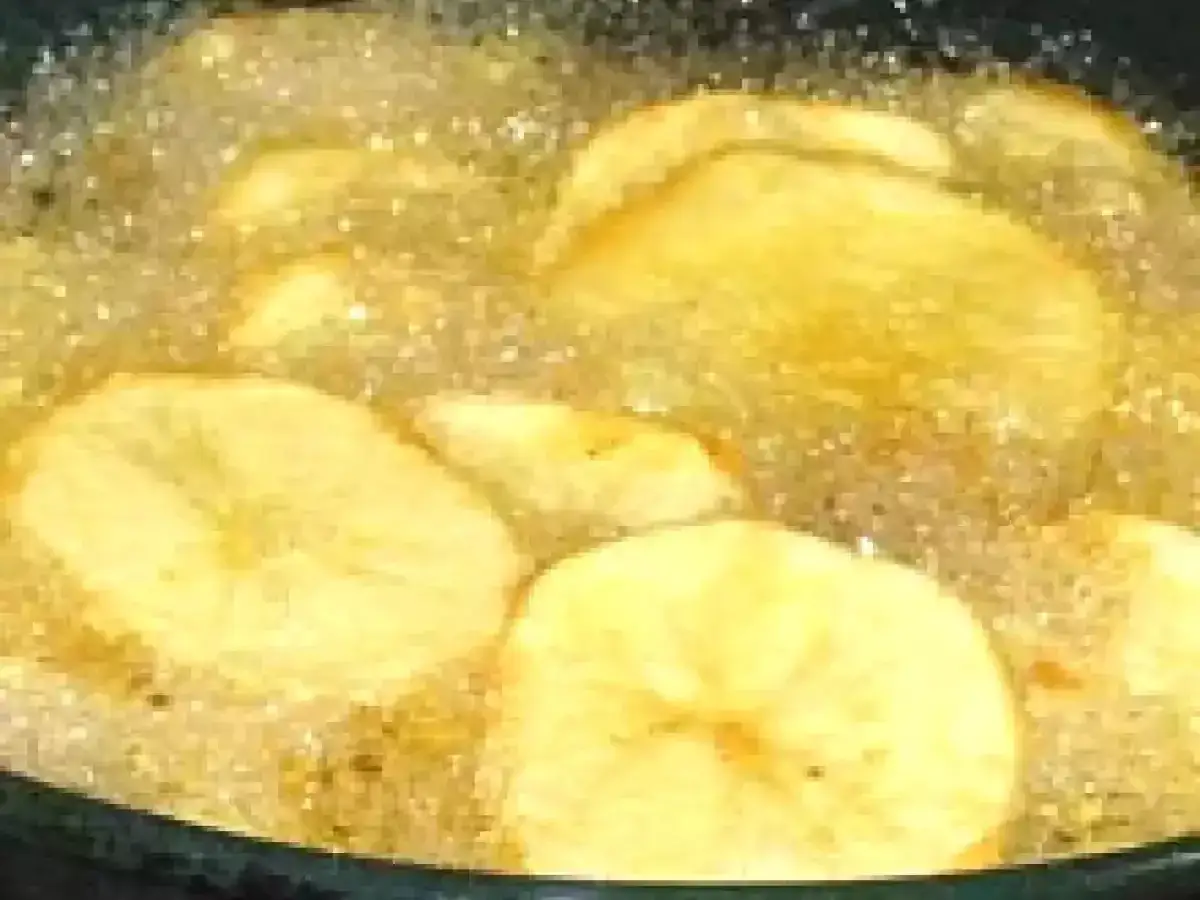 Rodajas de patata dorándose en aceite burbujeante. Perfectas para unas deliciosas recetas con patatas caseras.