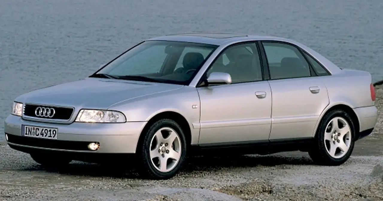 Srebrne Audi A4 B5 z lat 90. stoi nad wodą, gotowe na podróż.