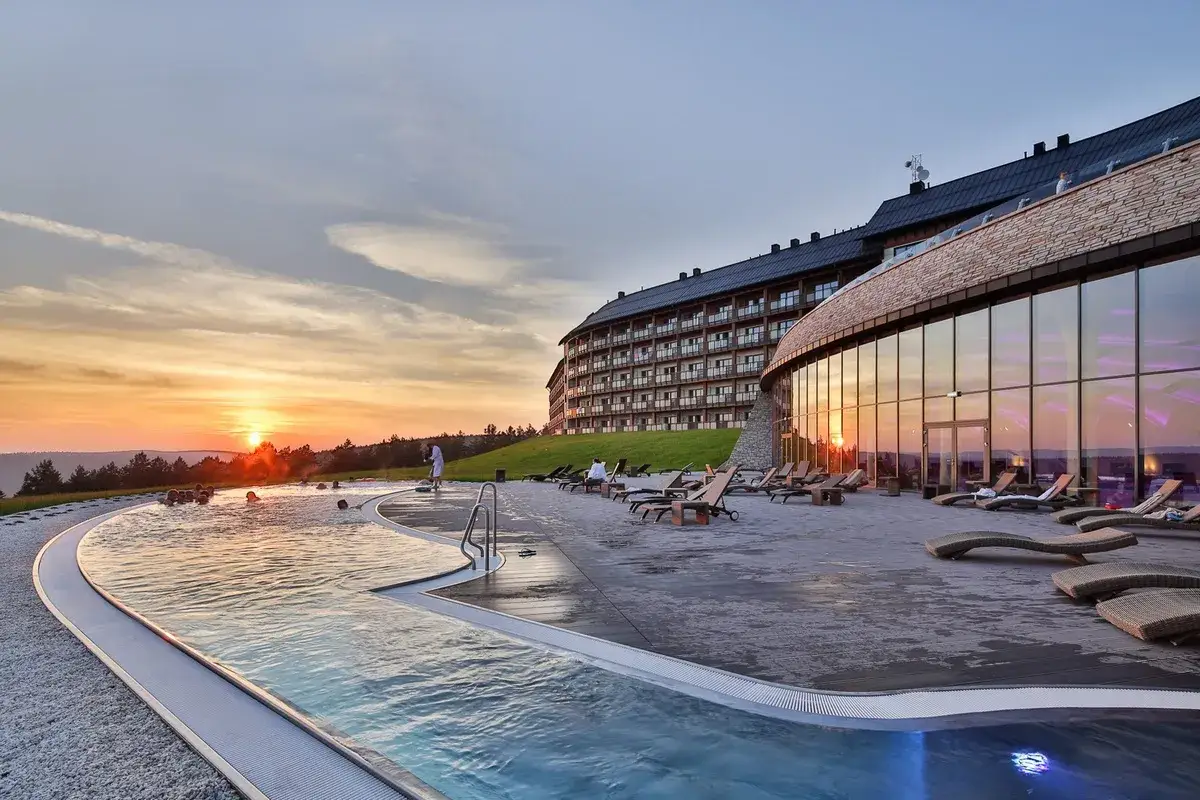 Zachód słońca nad basenem hotelu Arłamów. Sprawdź hotel arłamów ceny i zarezerwuj pobyt w tym luksusowym miejscu.