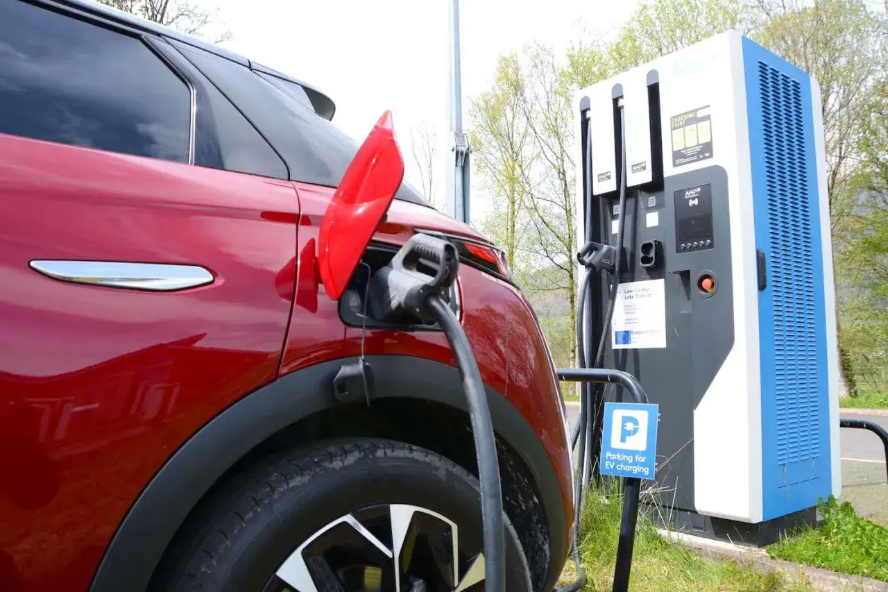 ds 3 crossback e-tense rojo cargando en estación eléctrica.