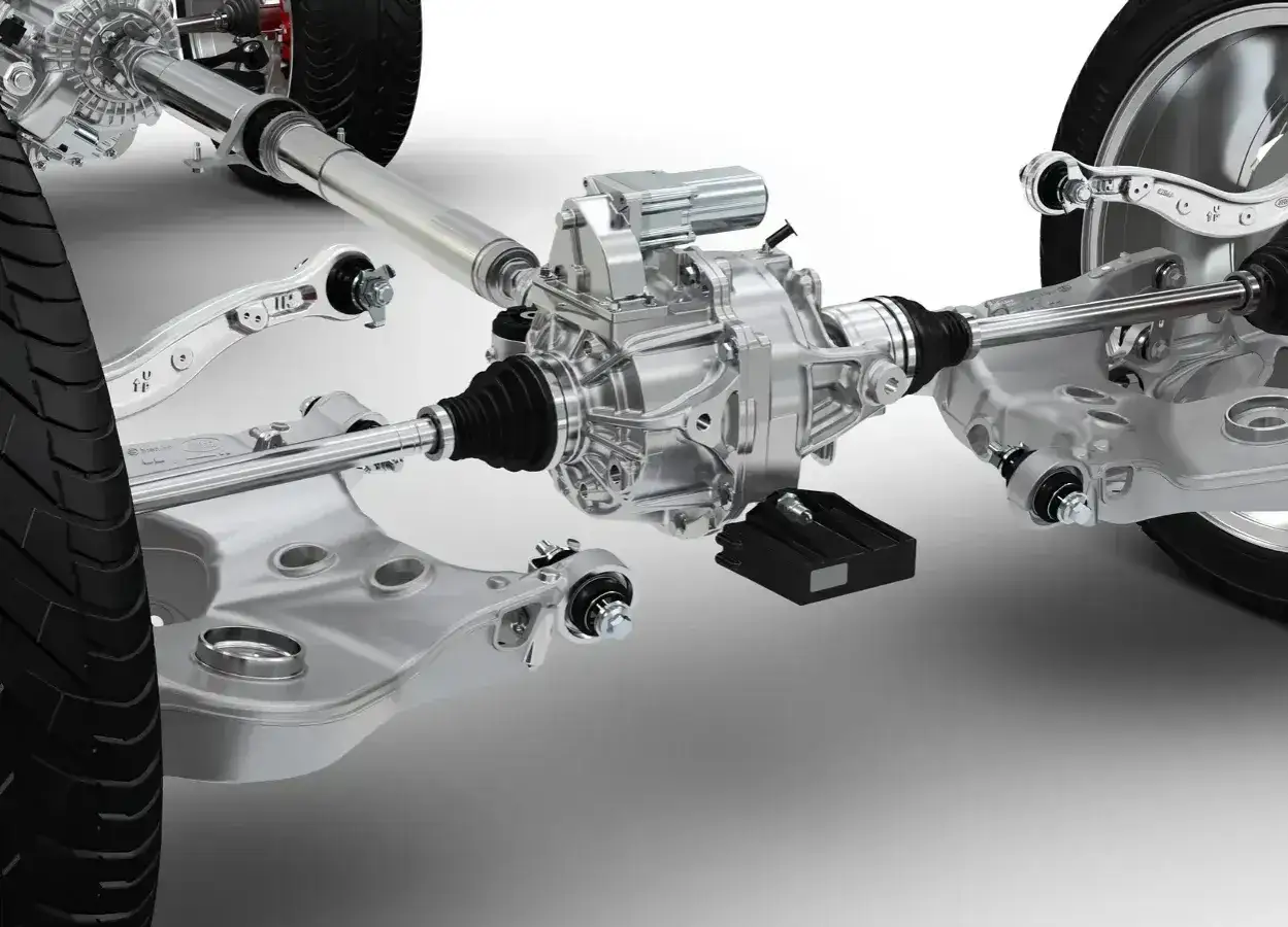 Precyzyjny mechanizm napędu rwd z błyszczącymi elementami i wałem napędowym.