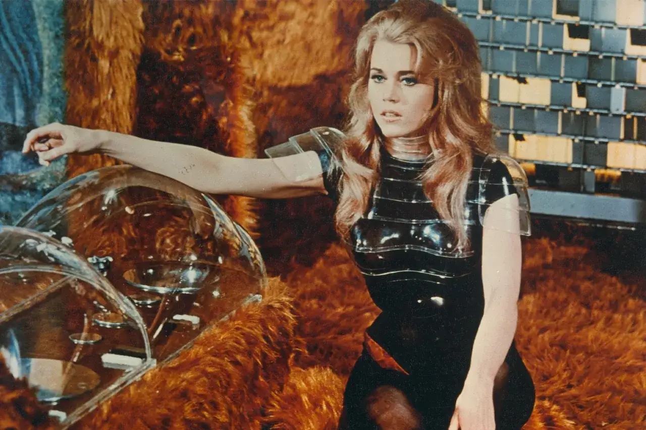 Jane Fonda in un outfit futuristico, un'icona di un film d'epoca che anticipa il futuro.