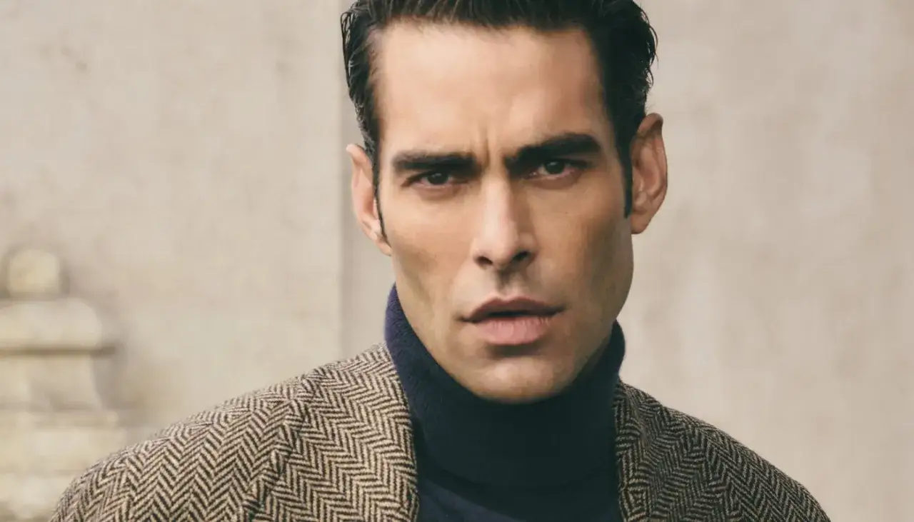 Jon Kortajarena, modelo espa&ntilde;ol, luce un abrigo de espiga y cuello alto azul marino.