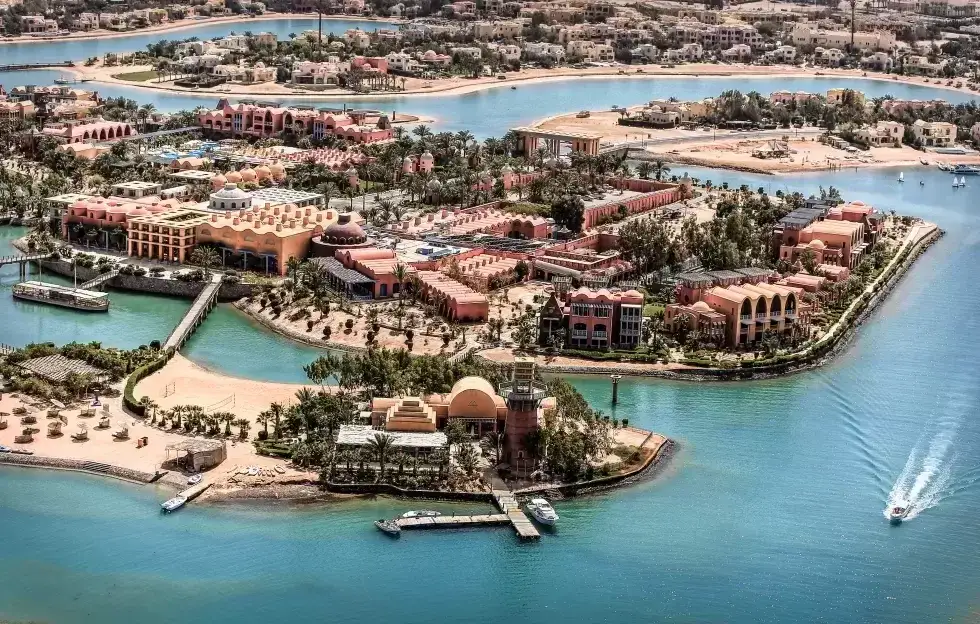 Vue a&eacute;rienne d'El Gouna avec lagunes artificielles et mer Rouge
